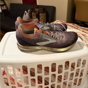 Men’s size 11 brooks tennis shoes